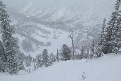 Snow falling on snow-covered ski slopes in Snowbird, Utah on 29 April 2025 – Weather to ski – Who got the most snow in North America in 2024-25?