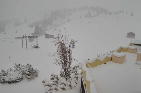 Lots of fresh snow and more falling this morning in Oberlech Austria – Weather to ski – Today in the Alps, 27 October 2025