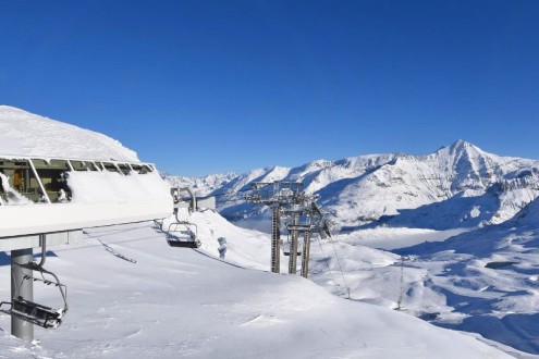 Blue skies and deep snow at altitude in Val d’Isère, France – Weather to ski – Today in the Alps, 28 October 2025