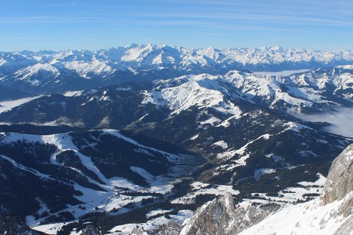 Blue skies over the valley in Hochkönig, Austria – Weather to ski – Today in the Alps, 29 October 2025