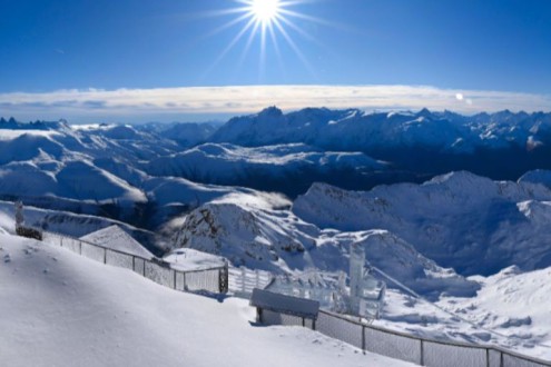 Blue skies and sunshine at altitude after overnight snow in Alpe d’Huez, France – Weather to ski – Today in the Alps, 30 October 2025