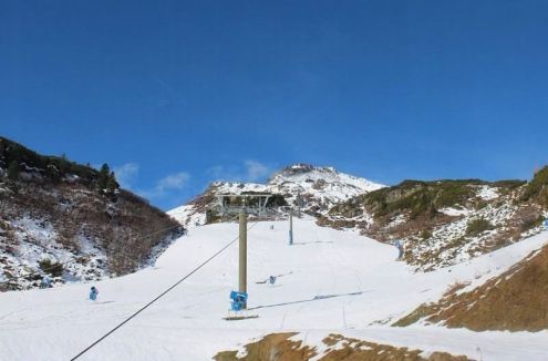 Blue skies and sunshine above the snow-covered slopes in Obertauern, Austria – Weather to ski – Today in the Alps, 31 October 2025