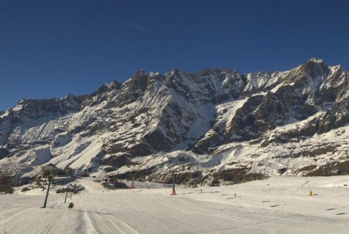 Nicely groomed ski runs at Plan Maison above Cervinia, Italy - Weather to ski – Snow report, 5 November 2025