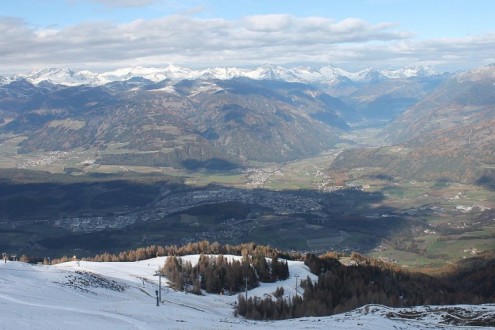 Bright skies above the mountains and valley in Kronplatz, Italy – Weather to ski – Today in the Alps, 9 November 2025
