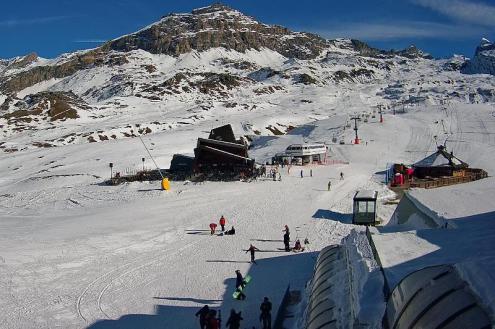 Blue skies above the ski slopes of Plan Maison, Cervinia, Italy – Weather to ski – Today in the Alps, 10 November 2025