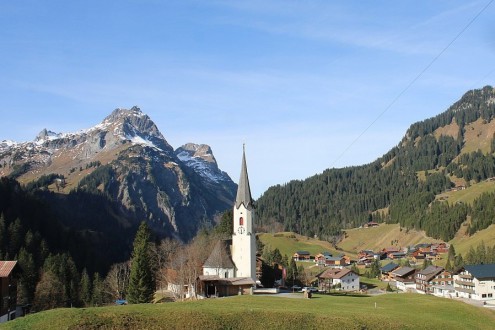 Blue skies and mild weather in Schröcken, Austria, today, but with wintry weather set to return on Monday – Weather to ski – Today in the Alps, 12 November 2025