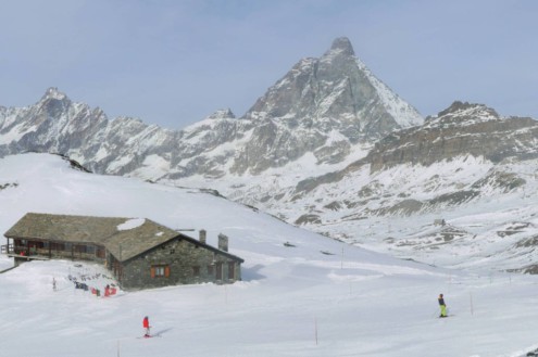Skiers on the slopes of Cervinia, Italy – Weather to ski – Snow report, 14 November 2025