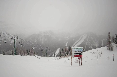Cloudy skies over the ski slopes in Lake Louise, Canada – Weather to ski – Snow report, 14 November 2025
