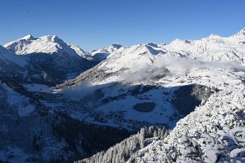 Panoramic view of snow-covered trees and mountains in Lech, Austria, on 18 November 2025 – Weather to ski – Today in the Alps, 18 November 2025