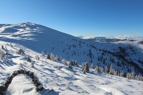 Blue skies above the snow-covered mountainside in Bad Kleinkirchheim, Austria, on 18 November 2025 – Weather to ski – Today in the Alps, 18 November 2025