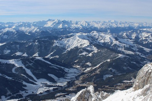 Panoramic view of snow-covered mountains and valley in Hochkönig, Austria, under sunny skies – Weather to ski – Today in the Alps, 19 November 2025