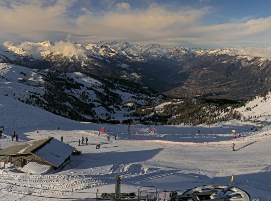 4Insert an alternative text here. Bright but hazy skies above the snow-covered mountainside in Risoul, France – Click to view Weather to Ski's latest weather & snow forecast for 6 December 2025