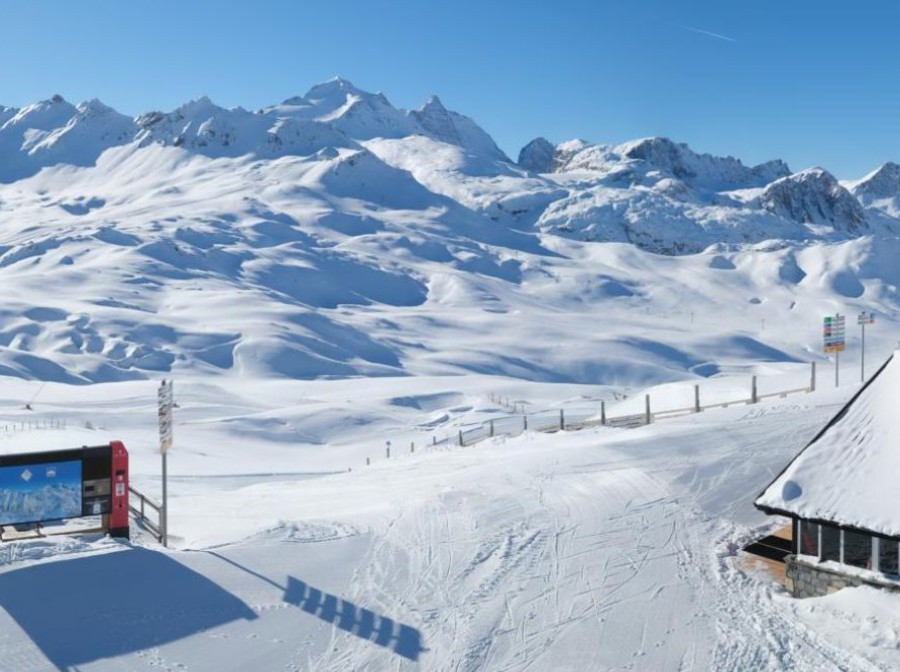 Blue skies and panoramic snow-covered mountain scenery in Val d’Isère, France showing snow conditions on 27 November 2025. Click to view the latest snow report.