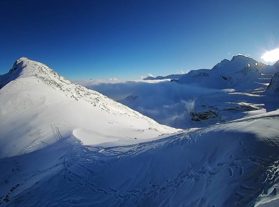 Blue skies over the snow-covered mountain peaks in Saas-Fee, Switzerland. Click to view Weather to ski's latest snow report of 5 December 2025.