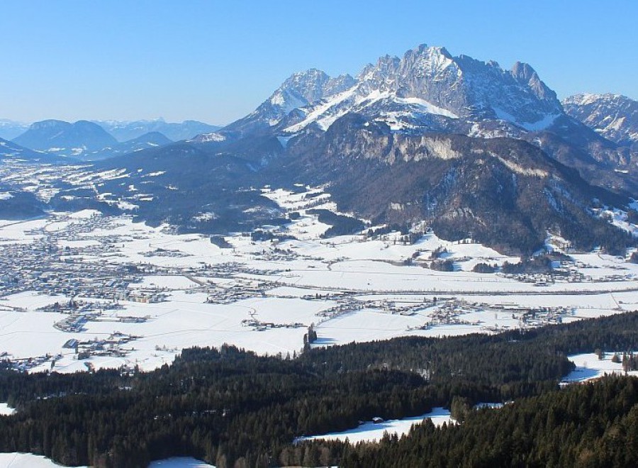 Blue skies over the mountains and valley in St Johann in Tirol, Austria – Link to Weather to ski's full Snow report, 22 January 2026