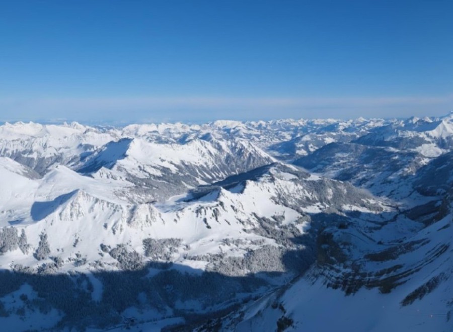 Blue skies over the mountains at Glacier 3000, Switzerland – Weather to ski – Snow report, 13 February 2026