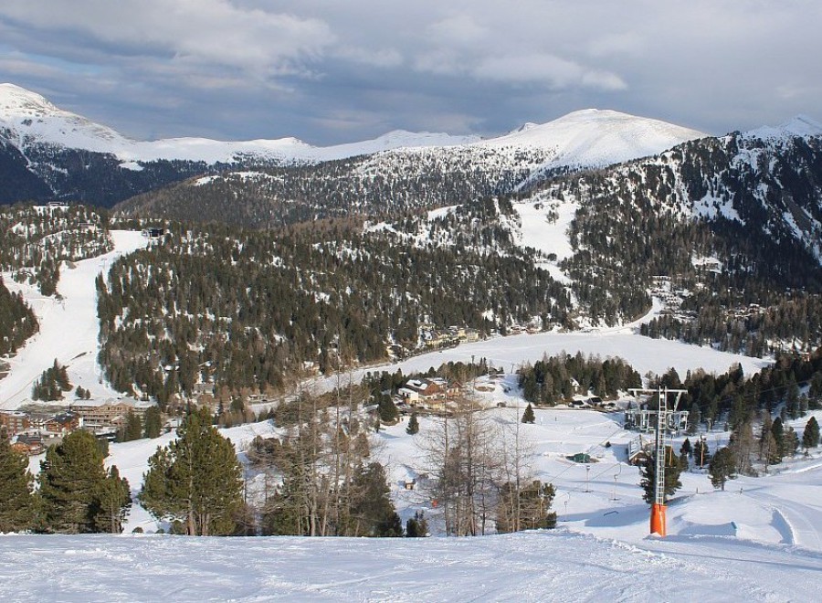 Snow-covered tree-lined ski slopes in Turracher Höhe, Austria – Link to Weather to ski's full Snow report, 29 March 2026