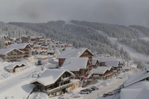 Lots of snow on the buildings and mountainside in Les Saisies ski resort, France – Weather to ski – Today in the Alps, 25 November 2025