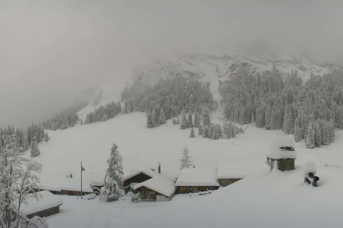 Lots of snow on the buildings and mountainside in Villars, Switzerland – Weather to ski – Today in the Alps, 26 November 2025