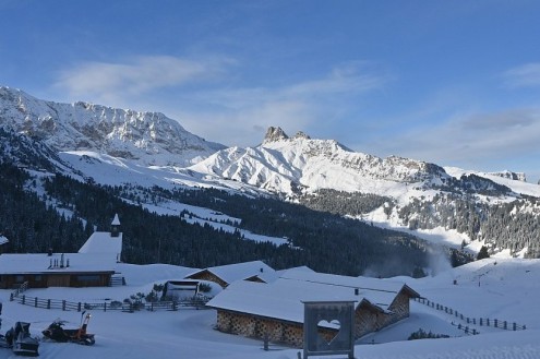 Blue skies over the snow-covered mountainside and buildings in the Alpe di Siusi, Dolomites ski area in Italy – Weather to ski – Today in the Alps, 26 November 2025