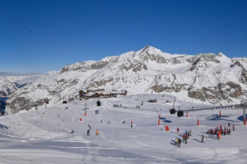 Blue skies above the ski slopes of the Solaise sector in Val d’Isere ski resort France on its 2025-26 season opening day on 29 November 2025 – Weather to ski – Today in the Alps, 29 November 2025