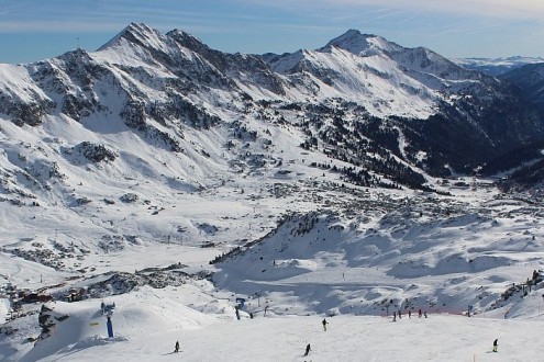 Blue skies over the snow-covered ski slopes of Obertauern ski resort in Austria – Weather to ski -Today in the Alps, 30 November 2025