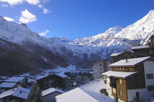Mostly blue skies over the snow-covered village and mountainside in Saas-Fee, Switzerland – Weather to ski – Today in the Alps, 1 December 2025