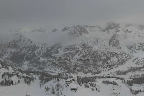 Cloud thickening above the snow-covered mountainside and resort of Isola 2000, France – Weather to ski – Today in the Alps, 3 December 2025