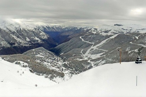 Fresh snow on the trees, mountainside and valley in Auron in the French Alps – Weather to ski – Today in the Alps, 4 December 2025