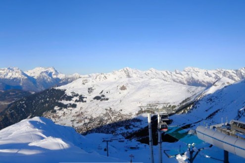 Blue skies above the snow-covered ski slopes of Verbier, Switzerland – Weather to ski – Today in the Alps, 9 December 2025