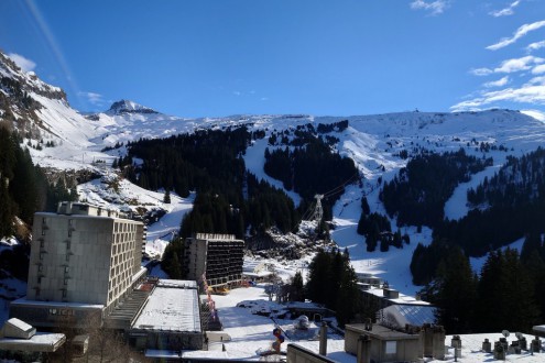 View from the 9th floor of the Rocky Pop hotel in Flaine, across the centre of the ski resort towards snow-covered ski slopes – Weather to ski – Today in the Alps, 10 December 2025