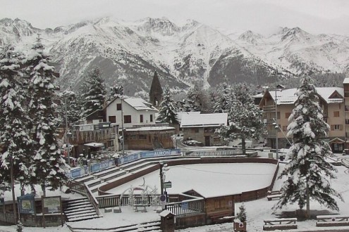 Lots of fresh snow on the buildings and mountainside in Auron, France – Weather to ski – Today in the Alps, 16 December 2025