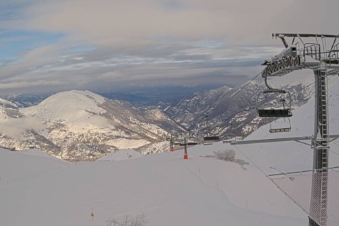 Ski lift and snow-covered ski slopes in Limone Piemonte, Italy – Weather to ski – Today in the Alps, 17 December 2025