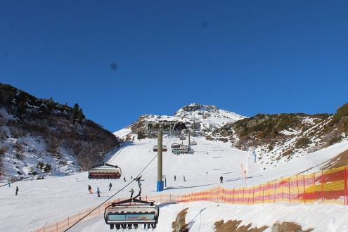 Blue skies over the snow-covered ski slopes and ski lifts in Obertauern, Austria – Weather to ski – Today in the Alps, 20 December 2025