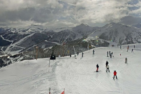 Lots of snow on the ski slopes in Auron, France, with skiers and panoramic mountain views – Weather to ski – Today in the Alps, 25 December 2025