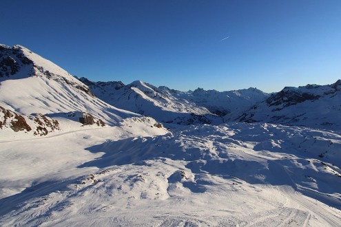 Blue skies above snow-covered mountain in Lech, Austria – Weather to ski – Today in the Alps, 28 December 2025