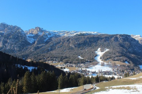 Blue skies over the mountainside in Alta Badia, Italy, where the slopes have snow thanks to artificial snow-making – Weather to ski – Today in the Alps, 29 December 2025