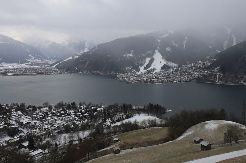 Light snow falling over the lake and mountainside in Zell-am-See, Austria – Weather to ski – Today in the Alps, 30 December 2025