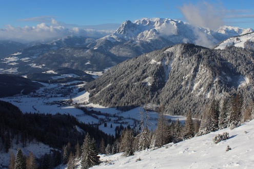 Blue skies with just the odd cloud over the snow-covered mountains and valley viewed from the Soldenhutte in Austria – Weather to ski – Snow report, 31 December 2025