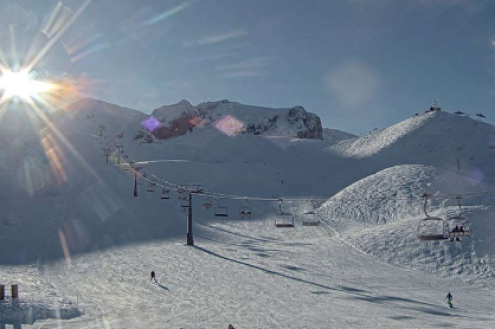 Blue skies over the snow-covered slopes in Limone, Italy – Weather to ski – Snow report, 31 December 2025