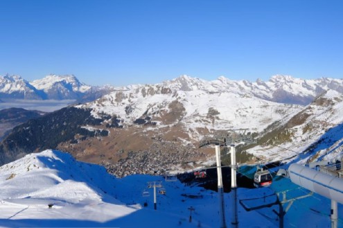 Blue skies over snow-capped mountains but with snowless valley below in Verbier, Switzerland – Weather to ski – Snow report, 31 December 2025