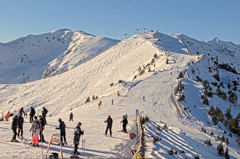 Lots of snow and skiers on the upper slopes of Ax Les Thermes in the French Pyrenees – Weather to ski – Snow report, 31 December 2025
