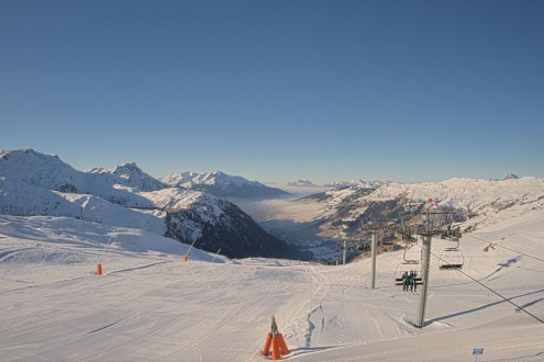 Blue skies over snow-covered pistes in Les Contamines, France – Link to Weather to ski's full Snow report, 31 December 2025
