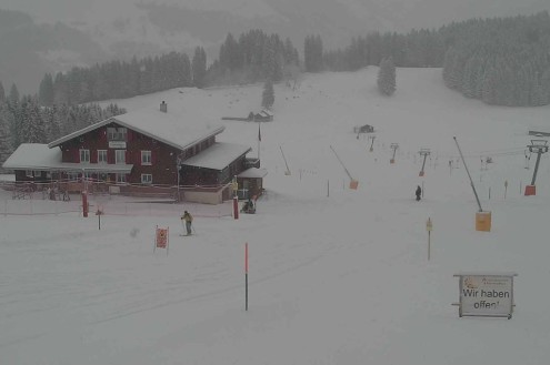 Snow falling over the ski slopes, snow-topped chalet building and ski lifts in Engelberg, Switzerland – Weather to ski – Today in the Alps, 3 January 2026