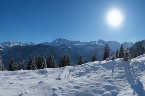 Sunny skies above fresh snow on the mountain side in Braunwald, Switzerland – Weather to ski – Today in the Alps, 4 January 2026