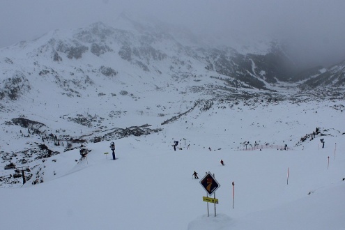 Cloudy with light snow falling over the ski slopes in Obertauern, Austria – Weather to ski – Today in the Alps, 6 January 2026