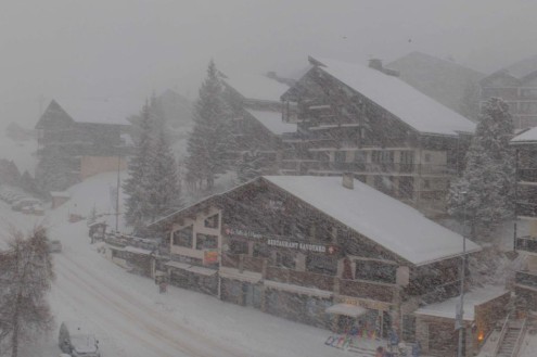Heavy snow falling in the centre of Les Saisies ski resort, France – Weather to ski – Today in the Alps, 8 January 2026
