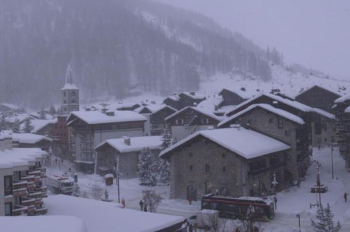 Snow-topped buildings and roads in the centre Val d’Isère, France – Weather to ski – Today in the Alps, 9 December 2026