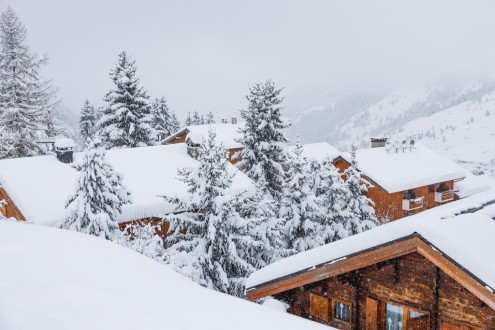 Lots of snow on the trees and chalet-style buildings on the mountainside in Méribel ski resort, France – Weather to ski – Today in the Alps, 10 January 2026