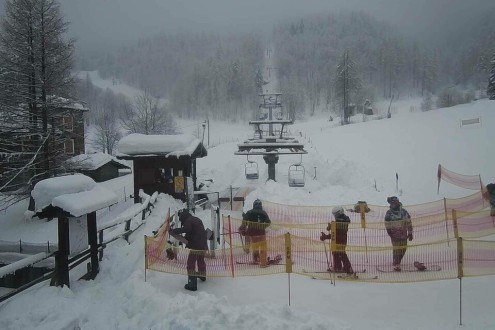 Lots of snow on the ski slopes at the base of a skilift in Prali, Italy – Weather to ski – Today in the Alps, 19 January 2026